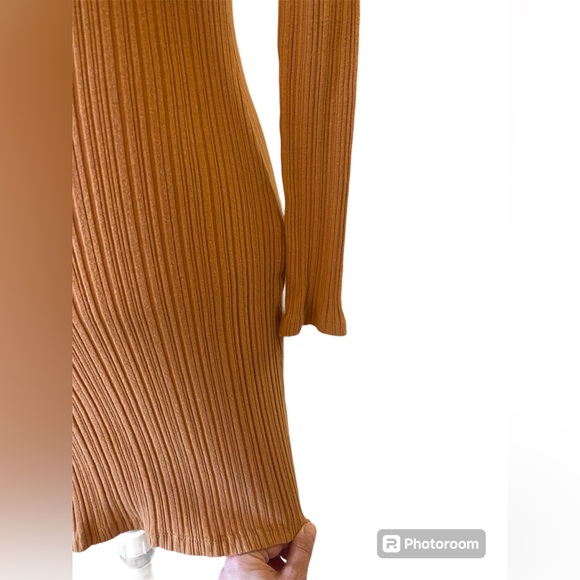 Long Sleeved form fitting dress - Picture 3 of 5